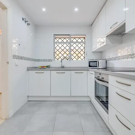 Newly Refurbished 2 Bdrm Amazing Complex W Pools 公寓