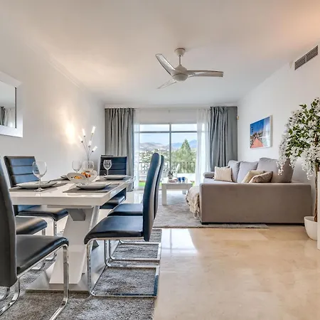 Newly Refurbished 2 Bdrm Amazing Complex W Pools 公寓 *