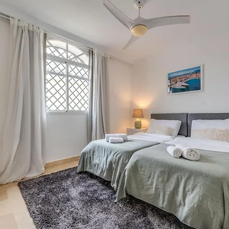 Newly Refurbished 2 Bdrm Amazing Complex W Pools 公寓 *