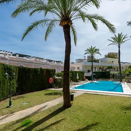 Newly Refurbished 2 Bdrm Amazing Complex W Pools 公寓 *