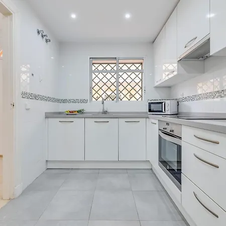 Newly Refurbished 2 Bdrm Amazing Complex W Pools Apartment