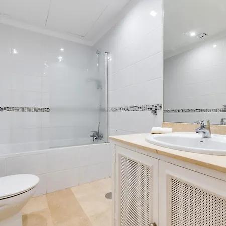 Apartment Newly Refurbished 2 Bdrm Amazing Complex W Pools *
